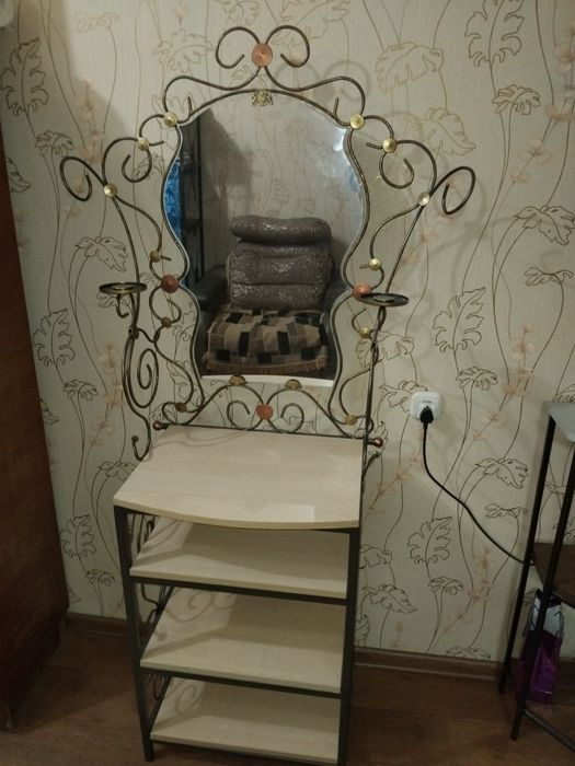 Дамский столик!Ручная работа.