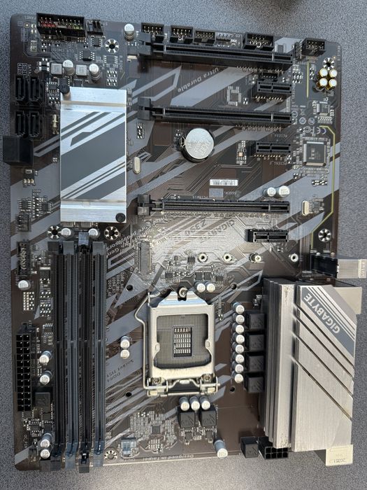 Vând placa de baza gigabyt Z390D.