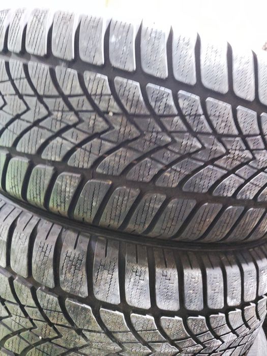 2 бр зимни 225/50/17 Dunlop
