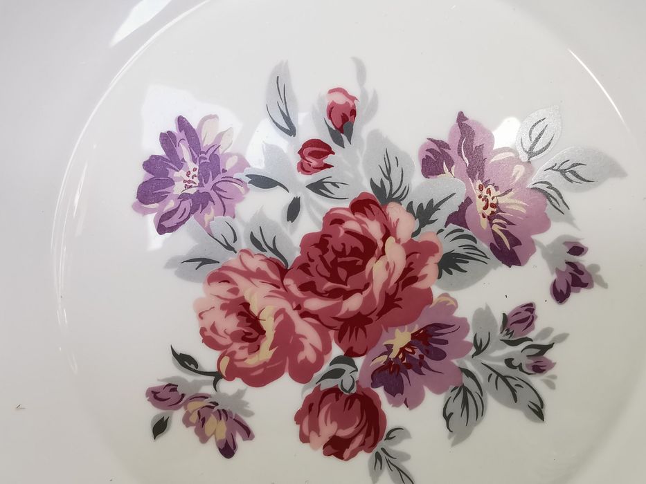 Нов, уникално красив сервиз за храна от аркопал, 18 части.