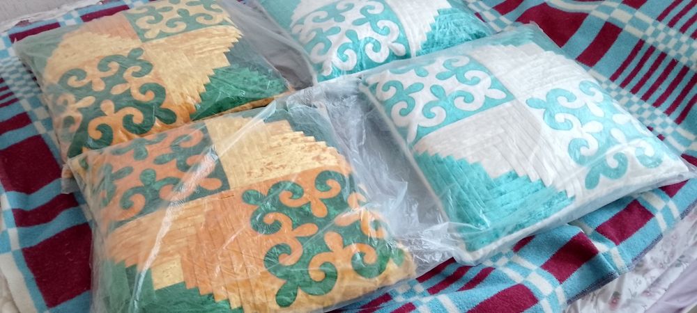 Подушки жастық орнаментпен