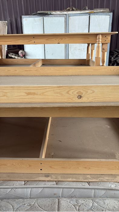 Ағаштан жасалған жер стол мықты