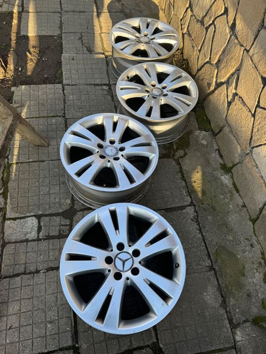 Продавам тези джанти от снимката за w212 без гумите. Джантите са без