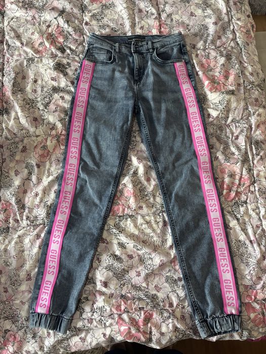 Дънки на марката Guess