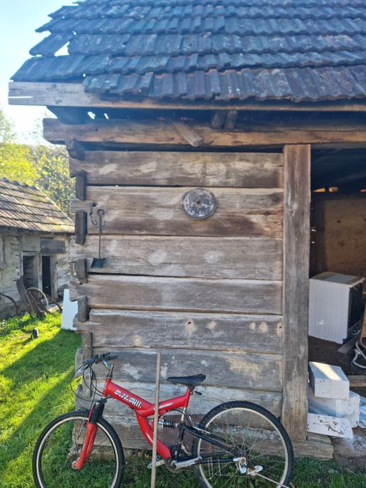 Lemn vechi sura veche lemn stejar cioplit in barda .