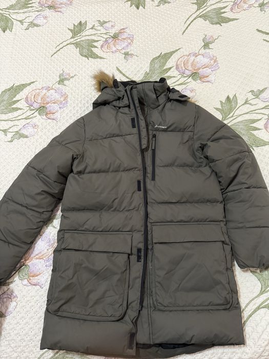 Продам зимнюю куртку б/у для мальчика рост 158-164 см почти новая