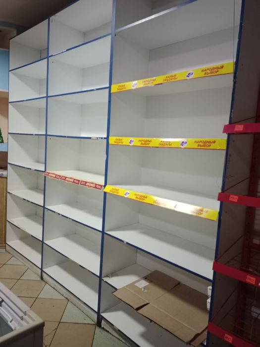 Продаем витрины-стеллажи