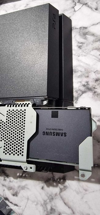 PS4 HD 500 sau SSD 1TB cu stand de incarcare, doua controllere si 8 jocuri