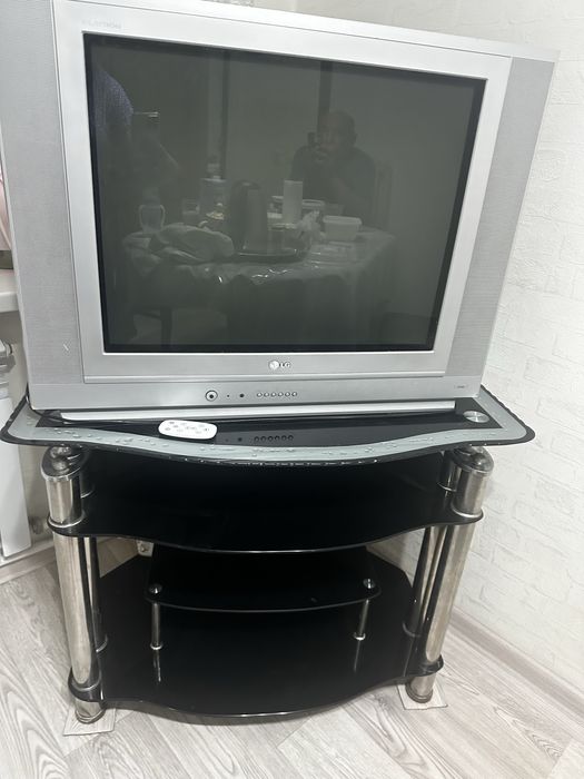 Продам телевизор с подставкой