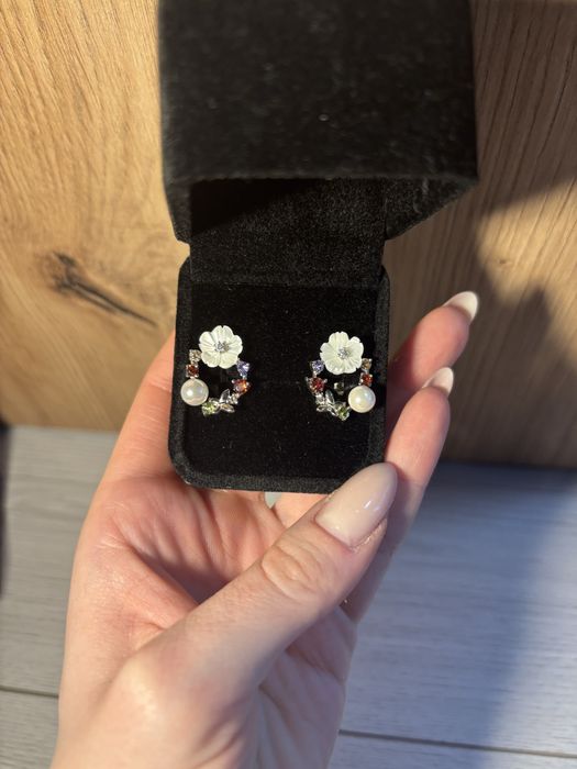 Нежен дамски комплект с цветя и перли