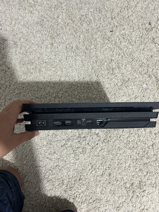 Se vinde Playstation 4 PRO +2 controlere+8 jocuri