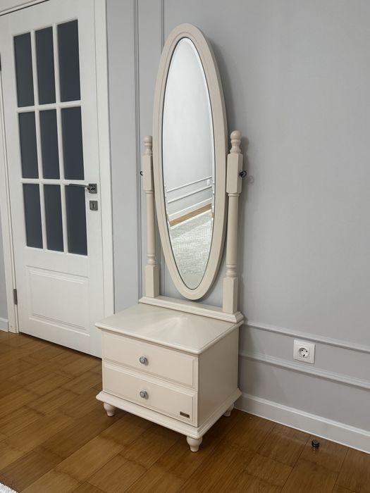 Напольное зеркало с тумбой