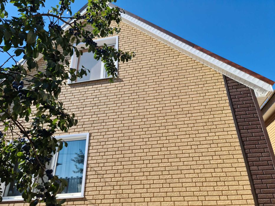 Облицовка дома под Кирпич. Водосток, софиты, гибкая черепица.