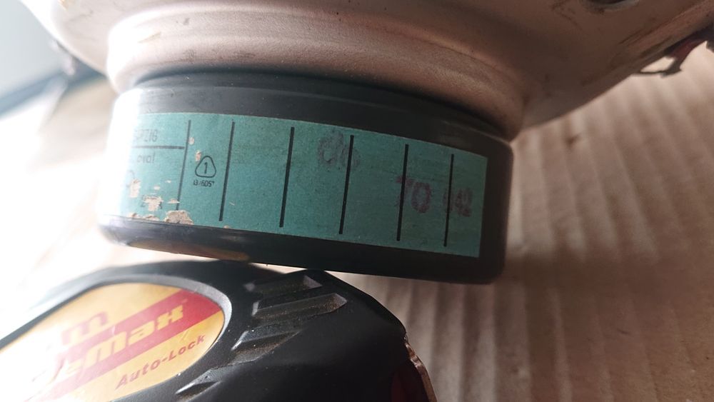 Стар голям висоговорител от лампово радио.