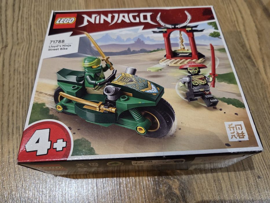 LEGO Ninjago - Motocicleta de strada Ninja a lui Lloyd 71788 si 71823