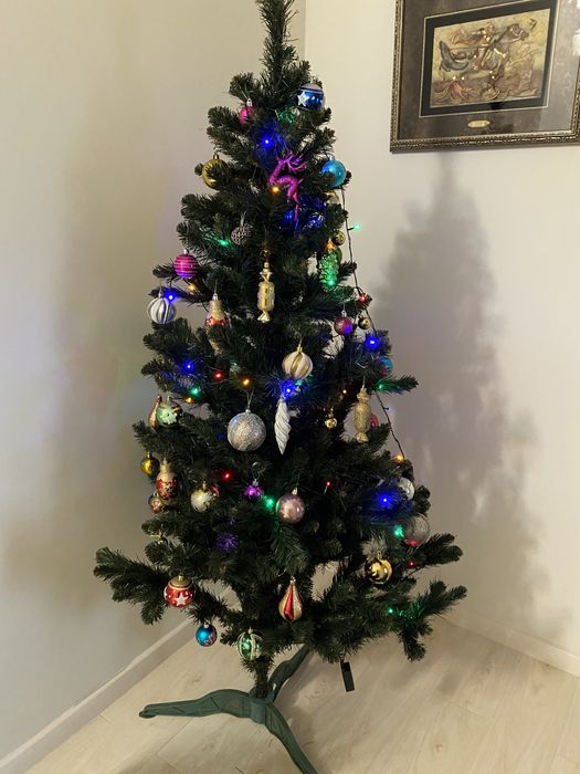 Ёлка с игрушками и гирляндой