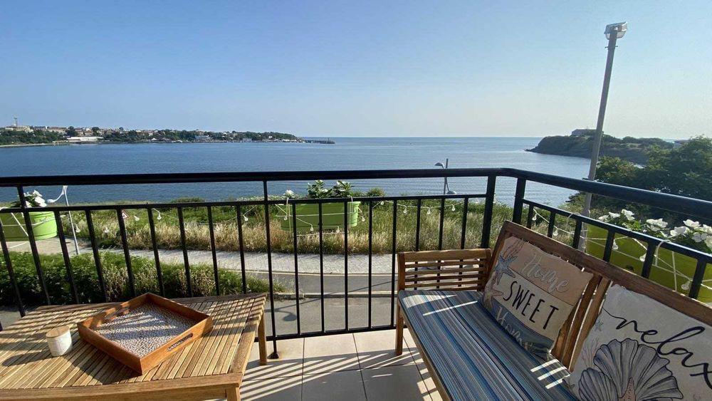 Тристаен апартамент с фронтална гледка към морето в Царево