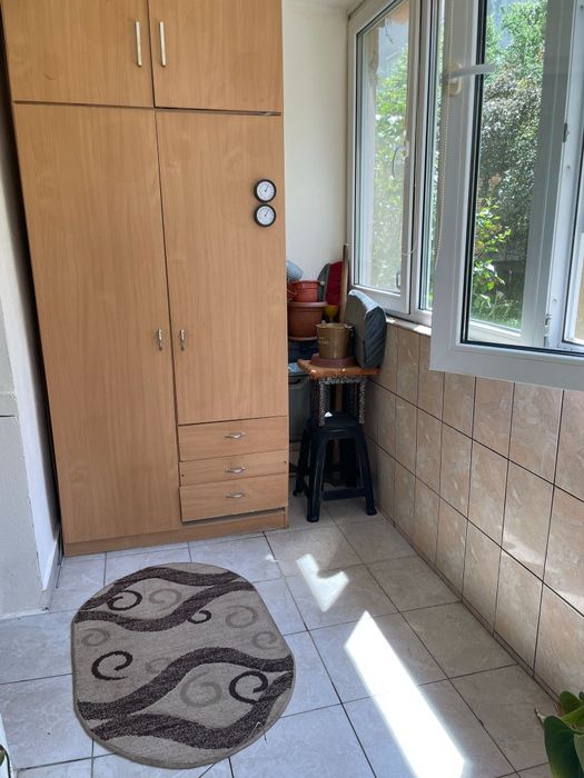 Vând apartament 3 camere la parter intr un bloc cu 4 etaje in Micalaca pe str Nucet lângă parcul Orizont. 2 dormitoare un living,2 bai bucătărie mare