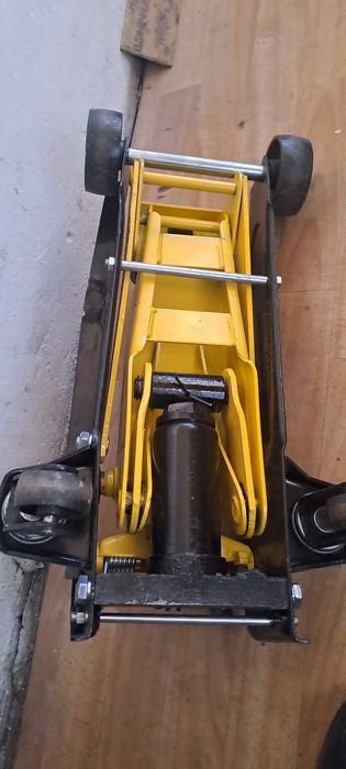 Домкрат 3 т. Требует ремонта.