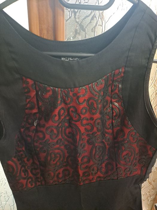 Различни дамски рокли