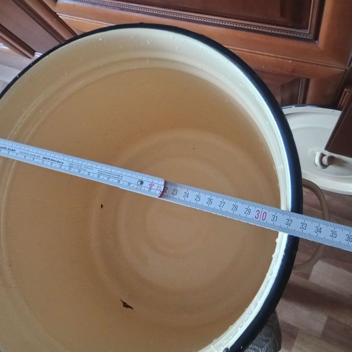 Продам кастрюлю в среднем состоянии