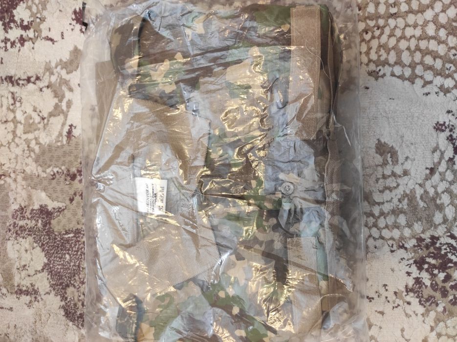 Tricou combat cu mânecă lungă, cu guler tip cămașă