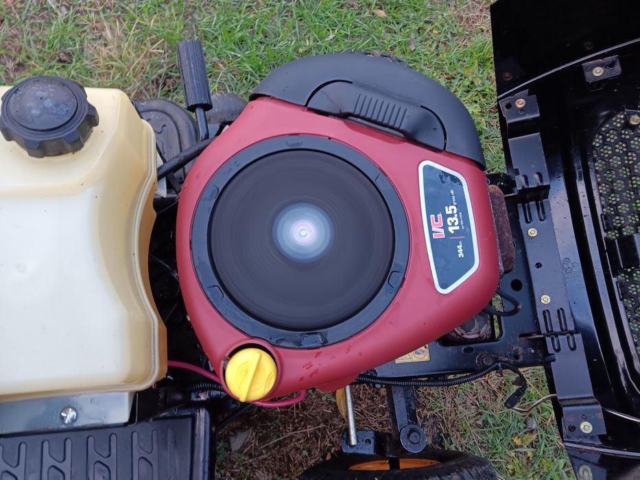 Tractoras  de taiat  iarbă și gazon profesiosional Mcculloch la fel ca si Husvarna