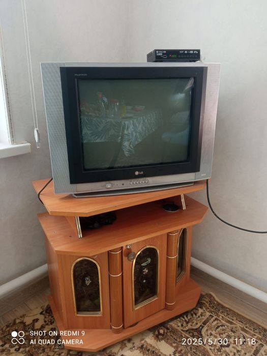 Телевизор с подставкой