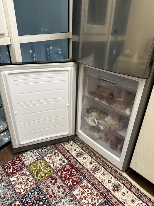 Продаю LG холодильник в