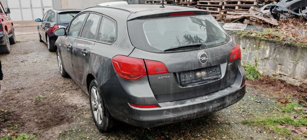 Продавам на части Opel Astra J 1.7 CDTI 125к.с.