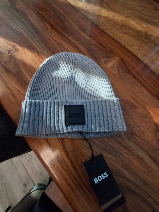 Продавам нова шапка хюго босс