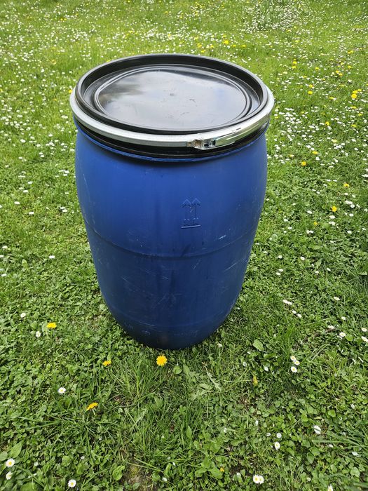 Продавам  два броя  бидони от 200л.