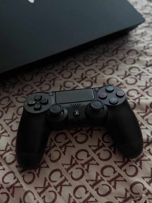 PS4 PRO + 2 джойстика + GTA & Mortal Kombat 11 ПОДАРЪК