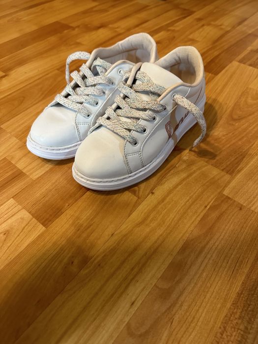 Adidasi fete din piele