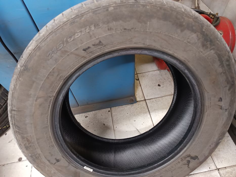 Продавам три комплекта летни гуми размер 235 55 17 и215 65 16 като сед