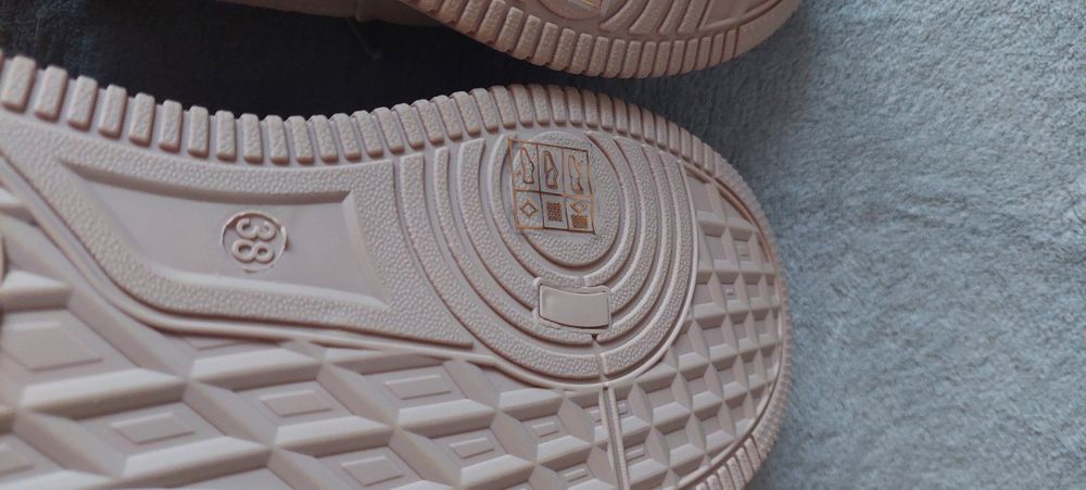 Adidași numărul 38