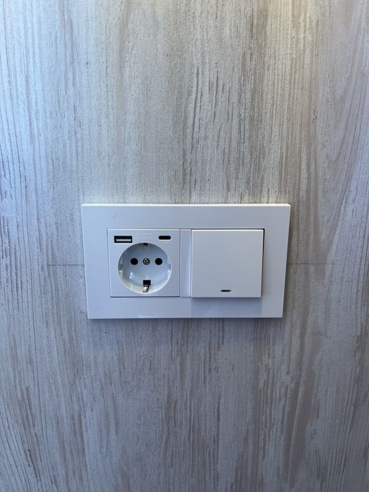 Контакт с USB + туре С и ключ за осветление