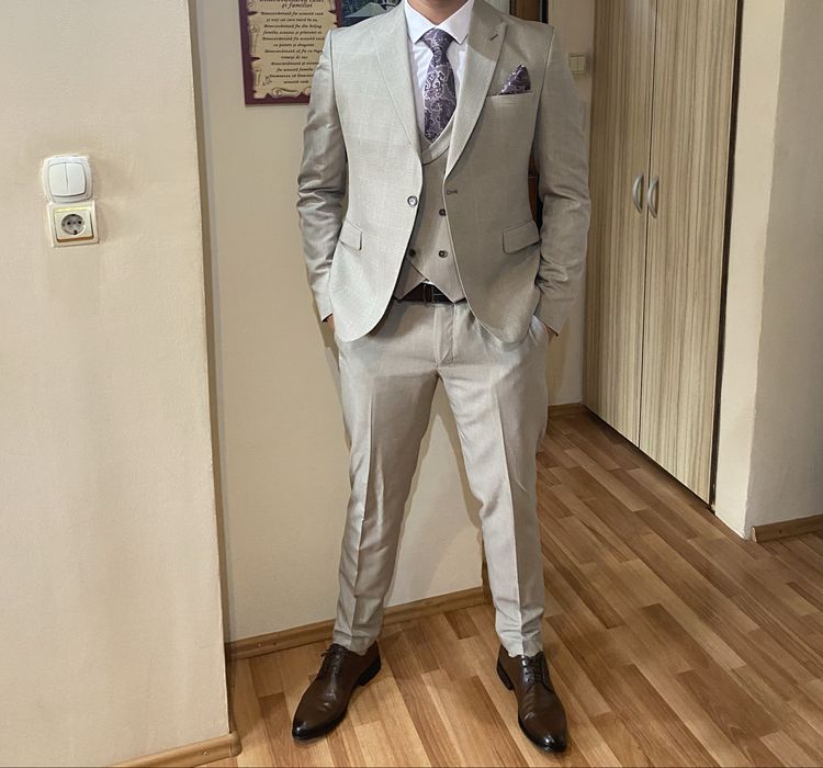 Vand costum crem nou