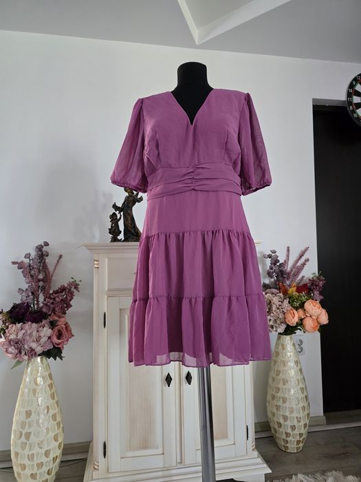 Rochie magenta, model cu volane si talie marcata;