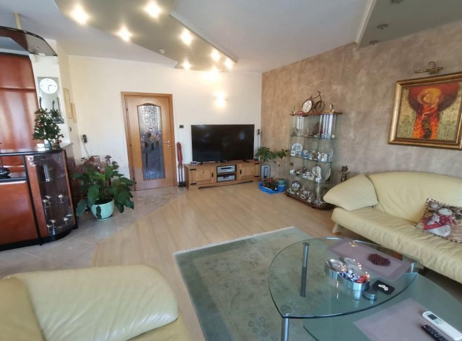 Дава се под наем Четиристаен апартамент в София, Гоце Делчев - 147 кв.м за 1350 € - Снимка #1