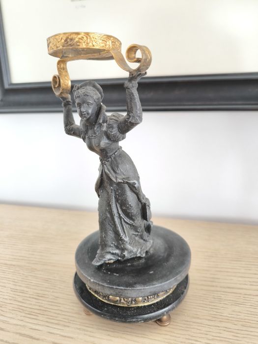 Бронзова статуетка – дама с венец