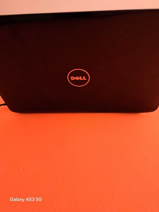 Продавам лаптоп Dell vostro 1015 работещ