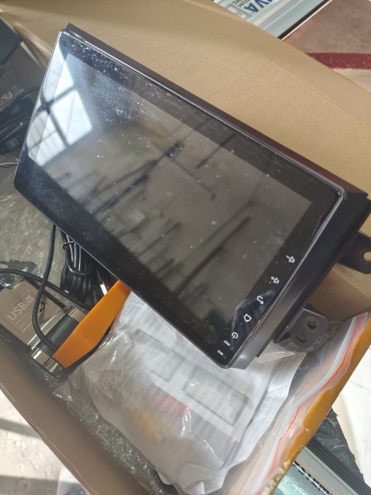 Продавам мултимедия за кола + камера за задно виждане