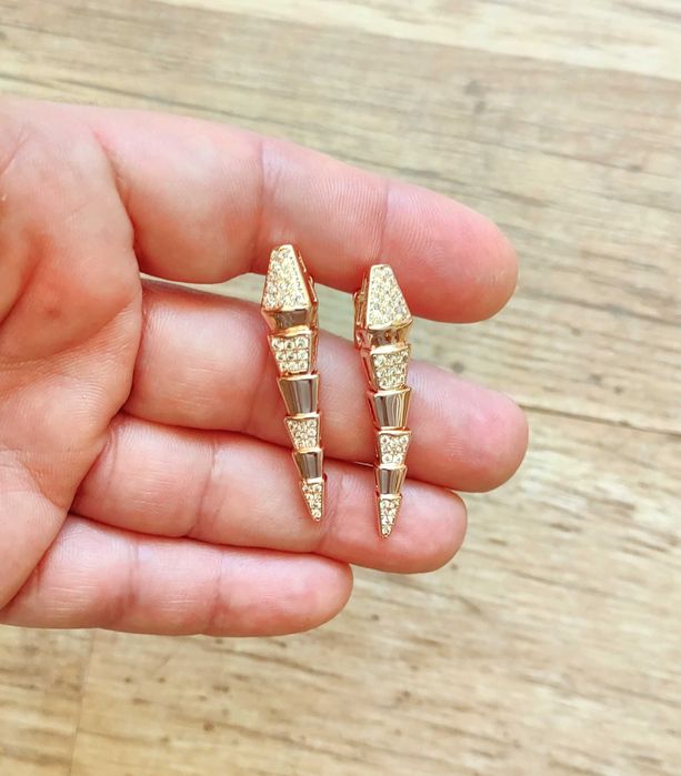 Обеци в розово цвят и циркониеви камъни на Bvlgari Serpenti с панти