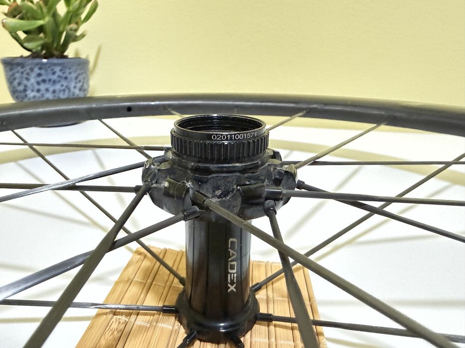 Roată fata Cadex 42 Tubeless, frână pe jantă
