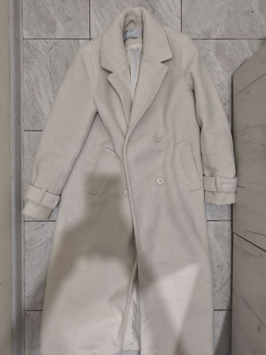 бяло дълго палто