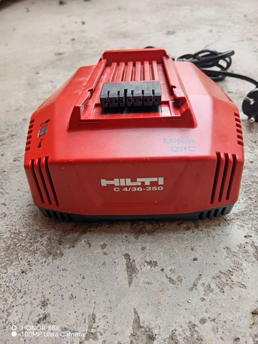 Vând încărcător și acumulator hilti