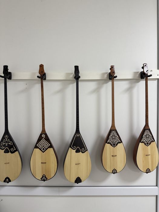 Домбыралар тікелей шеберханадан. Ақтөбе қаласы