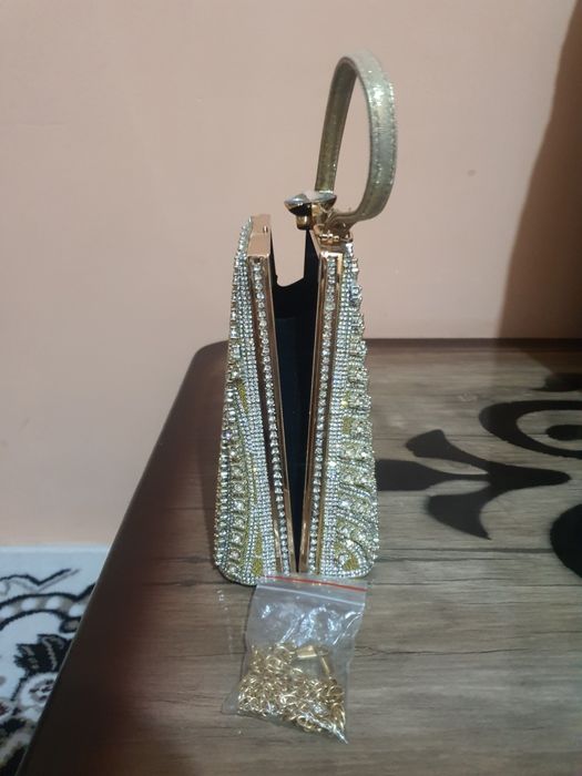 Ayollar sumkasi sotiladi