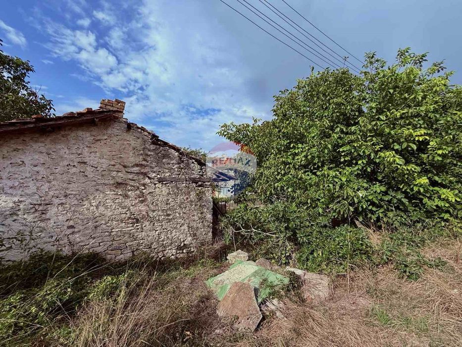 Атрактивен парцел с къща на добра локация за продажба, с. Кранево, Я.